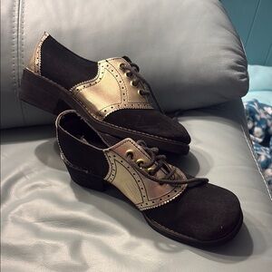 Vintage 1970s platform, saddle shoes. Black and gold. Quality shoe store.